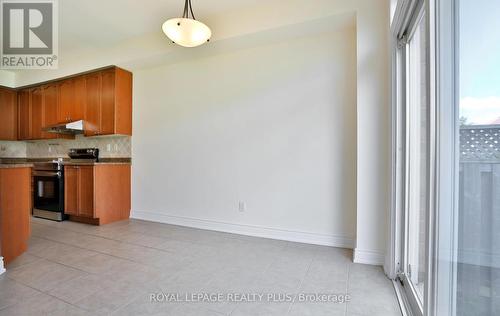 3877 Stardust Drive, Mississauga, ON - Indoor Photo Showing Kitchen