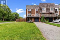 2073 WORTHINGTON DRIVE  Oakville, ON L6L 1E2