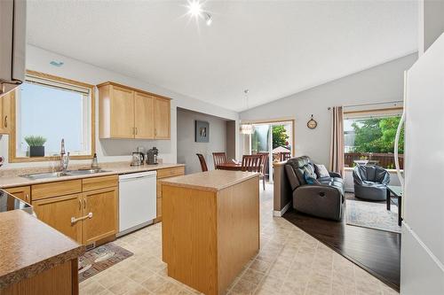 Kitchen - 19 Pentonville Crescent, Winnipeg, MB 