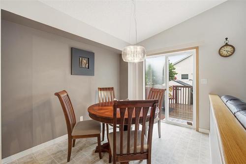 Breakfast Nook - 19 Pentonville Crescent, Winnipeg, MB 