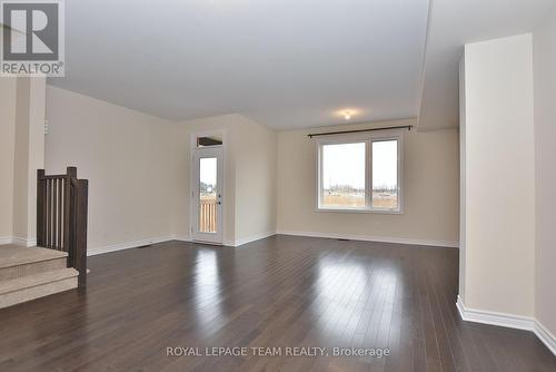 Living Room / Dining Room - 30 Rookie Crescent, Ottawa, ON 