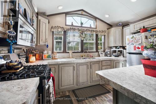 Kitchen - 5 - 98 North Shore Road, Kearney (Proudfoot), ON 