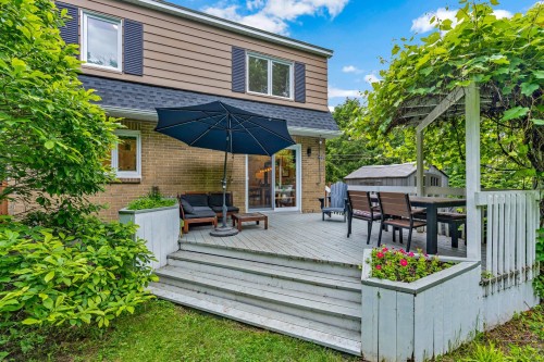 Courtyard - 105 Av. Jasper, Beaconsfield, QC 