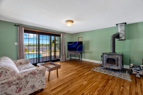 Salle familiale - 10 Ch. De L'Île-Claude, L'Île-Perrot, QC 