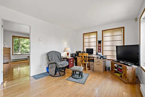 Salon - 1635 Av. A.-Bertrand, Saint-Adolphe-D'Howard, QC 