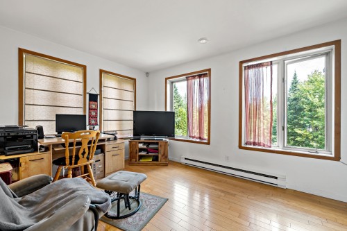Salon - 1635 Av. A.-Bertrand, Saint-Adolphe-D'Howard, QC 