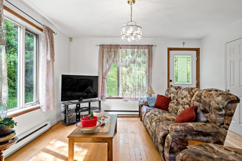 Salon - 1635 Av. A.-Bertrand, Saint-Adolphe-D'Howard, QC 