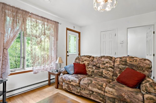 Salon - 1635 Av. A.-Bertrand, Saint-Adolphe-D'Howard, QC 