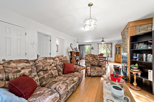 Salon - 1635 Av. A.-Bertrand, Saint-Adolphe-D'Howard, QC 