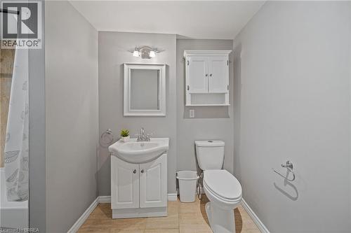 44 Lawrence Street, Brantford, ON - Indoor Photo Showing Bathroom