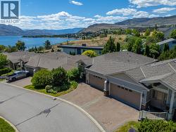 Okanagan Lake is just a short walk away - 