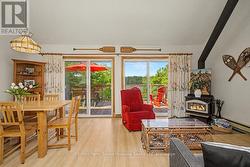 Bright, open concept design w vaulted ceilings - 