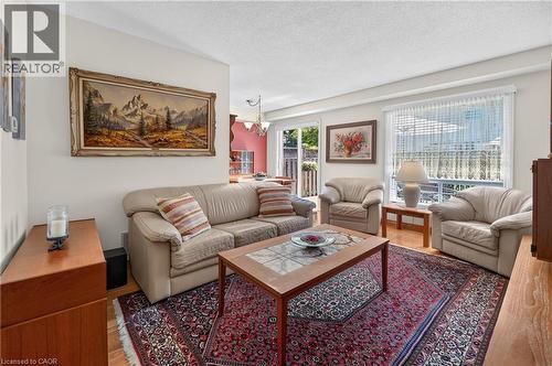 16 Walker Court, Grimsby, ON - Indoor Photo Showing Living Room