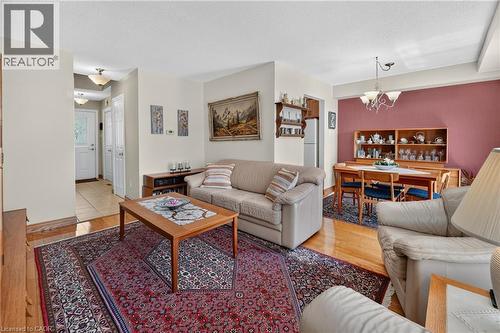 16 Walker Court, Grimsby, ON - Indoor Photo Showing Living Room