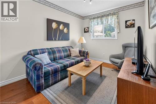 16 Walker Court, Grimsby, ON - Indoor Photo Showing Living Room