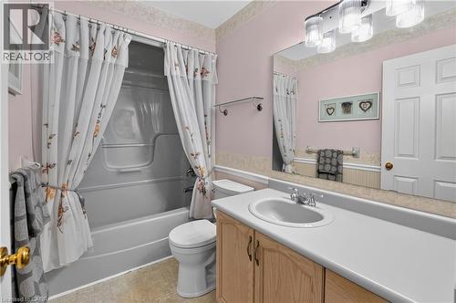 16 Walker Court, Grimsby, ON - Indoor Photo Showing Bathroom