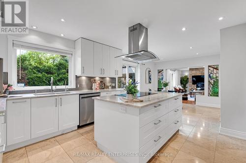 2084 Obeck Crescent, Mississauga, ON - Indoor Photo Showing Kitchen With Double Sink With Upgraded Kitchen