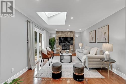 2084 Obeck Crescent, Mississauga, ON - Indoor Photo Showing Living Room