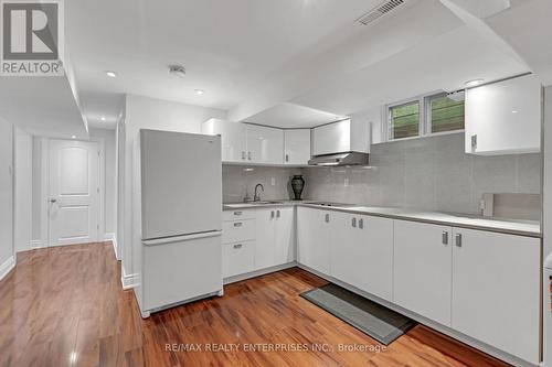 2084 Obeck Crescent, Mississauga, ON - Indoor Photo Showing Kitchen