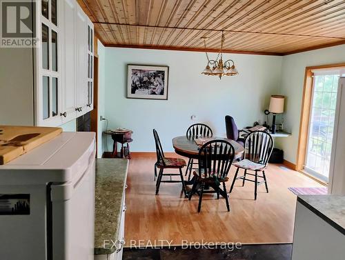 Dining room off kitchen with walkout to deck - 91 Simcoe Road, Ramara, ON 