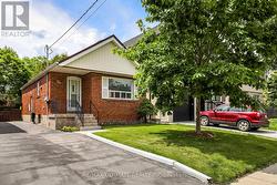 34 DORIS DRIVE  Toronto, ON M4B 3C8