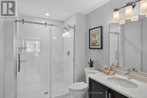 Sparkling En-suite - 2 - 19 Hampton Lane, Selwyn, ON 