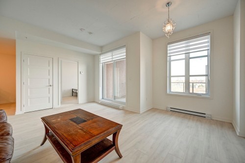 Salon - 309-2335 Rue Des Équinoxes, Montréal (Saint-Laurent), QC 