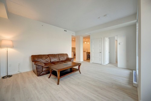 Salon - 309-2335 Rue Des Équinoxes, Montréal (Saint-Laurent), QC 
