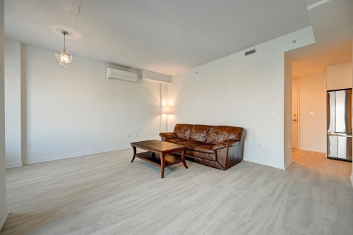 Salon - 309-2335 Rue Des Équinoxes, Montréal (Saint-Laurent), QC 