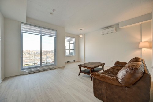 Salon - 309-2335 Rue Des Équinoxes, Montréal (Saint-Laurent), QC 