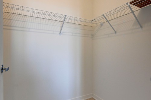 Penderie (Walk-in) - 309-2335 Rue Des Équinoxes, Montréal (Saint-Laurent), QC 