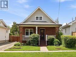 652 HORTOP STREET Oshawa, ON L1G 4N5
