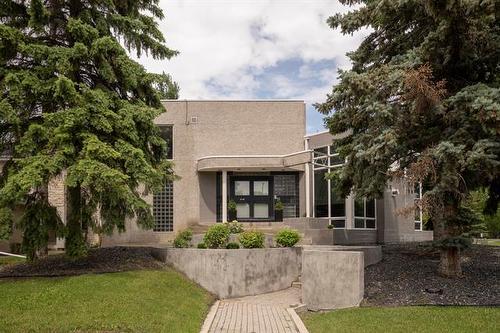 1 Dunbar Cr, Winnipeg, MB 