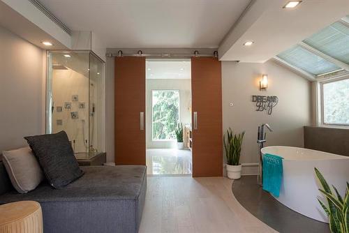 1 Dunbar Cr, Winnipeg, MB 