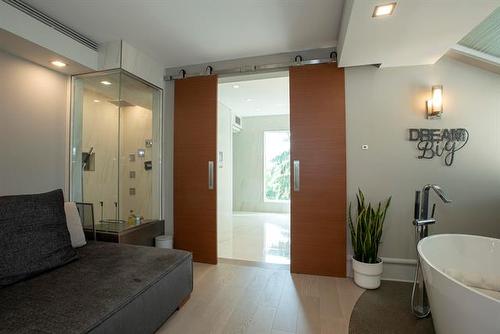 1 Dunbar Cr, Winnipeg, MB 