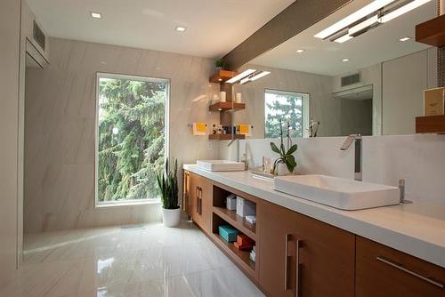 1 Dunbar Cr, Winnipeg, MB 