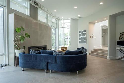 1 Dunbar Cr, Winnipeg, MB 