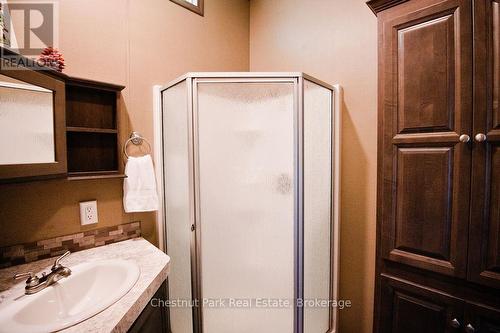 Acrylic shower - Unit 1 - 98 North Shore Road, Kearney (Proudfoot), ON 