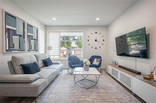 146 Pilgrim Avenue, Winnipeg, MB - Indoor Photo Showing Living Room