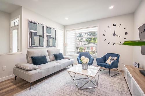 146 Pilgrim Avenue, Winnipeg, MB - Indoor Photo Showing Living Room