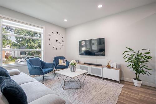 146 Pilgrim Avenue, Winnipeg, MB - Indoor Photo Showing Living Room