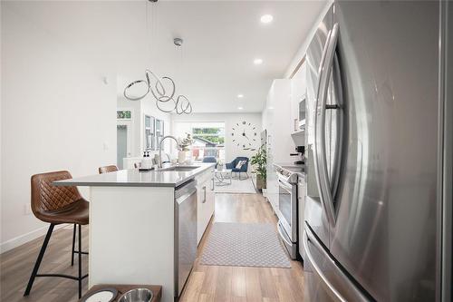 146 Pilgrim Avenue, Winnipeg, MB - Indoor Photo Showing Kitchen With Stainless Steel Kitchen With Upgraded Kitchen