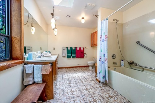 1698 Millstream Rd, Highlands, BC 