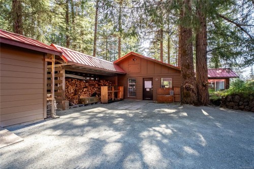 1698 Millstream Rd, Highlands, BC 