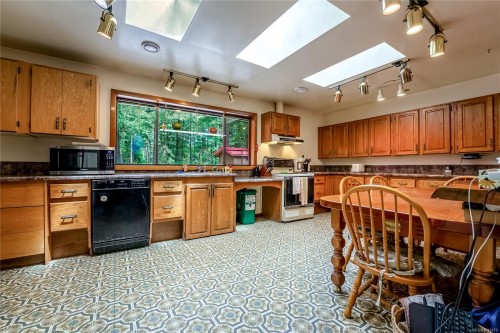 1698 Millstream Rd, Highlands, BC 