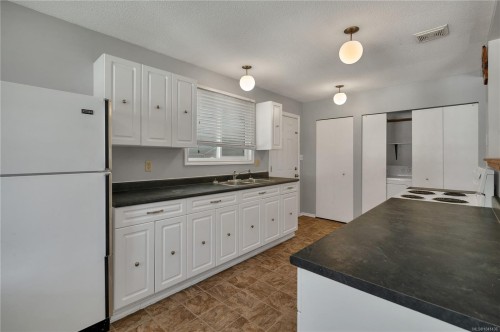 9503 Scott St, Port Hardy, BC 