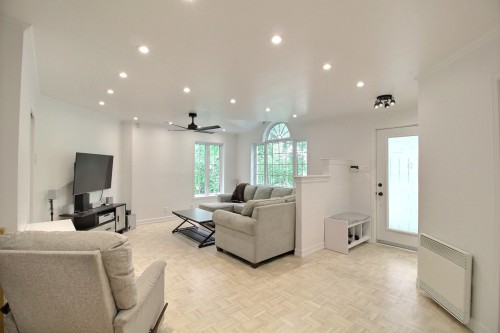 Salon - 262 Rue Paradis, Val-D'Or, QC 