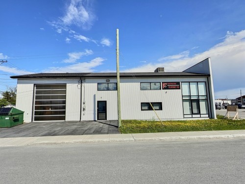 Façade - 300 Av. Centrale, Val-D'Or, QC 