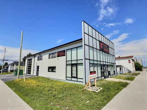 Façade - 300 Av. Centrale, Val-D'Or, QC 