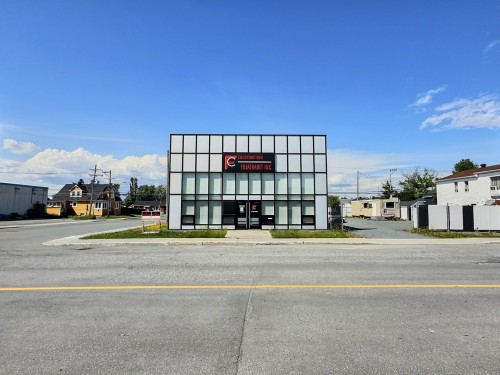 Façade - 300 Av. Centrale, Val-D'Or, QC 
